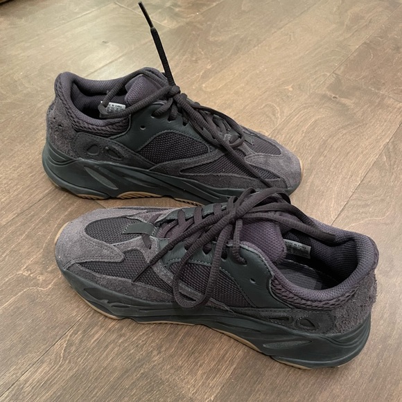 Yeezy Boost 700 Utility Black - Picture 3 of 3